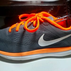 Boys nike flex running shoes size 6y